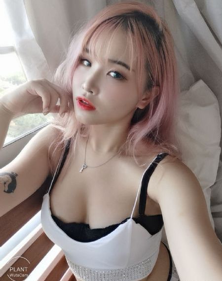 兄妹看电视时当着父母
